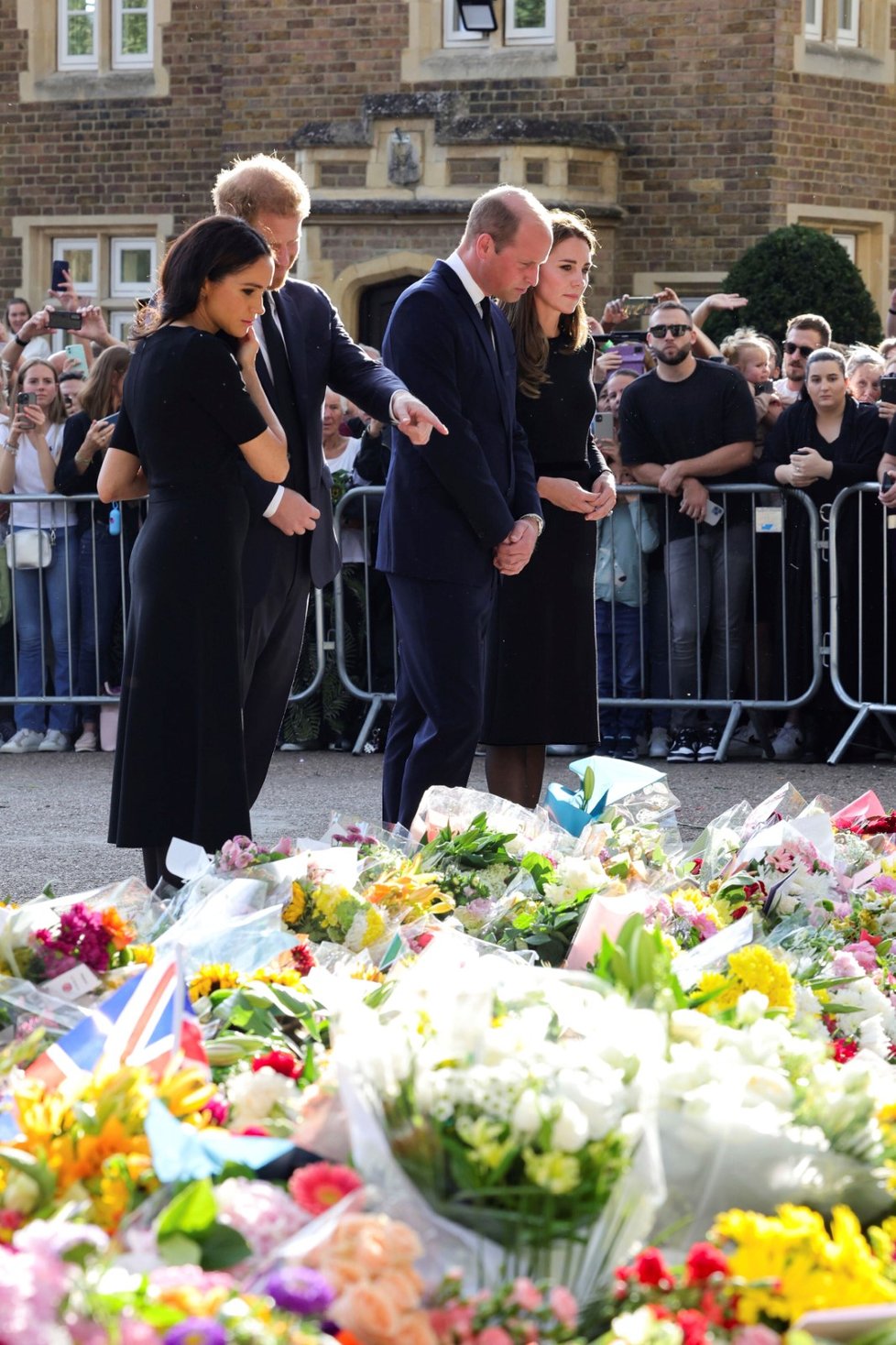 Harry, Meghan, William a Kate se ve Windsoru zdravili s občany.