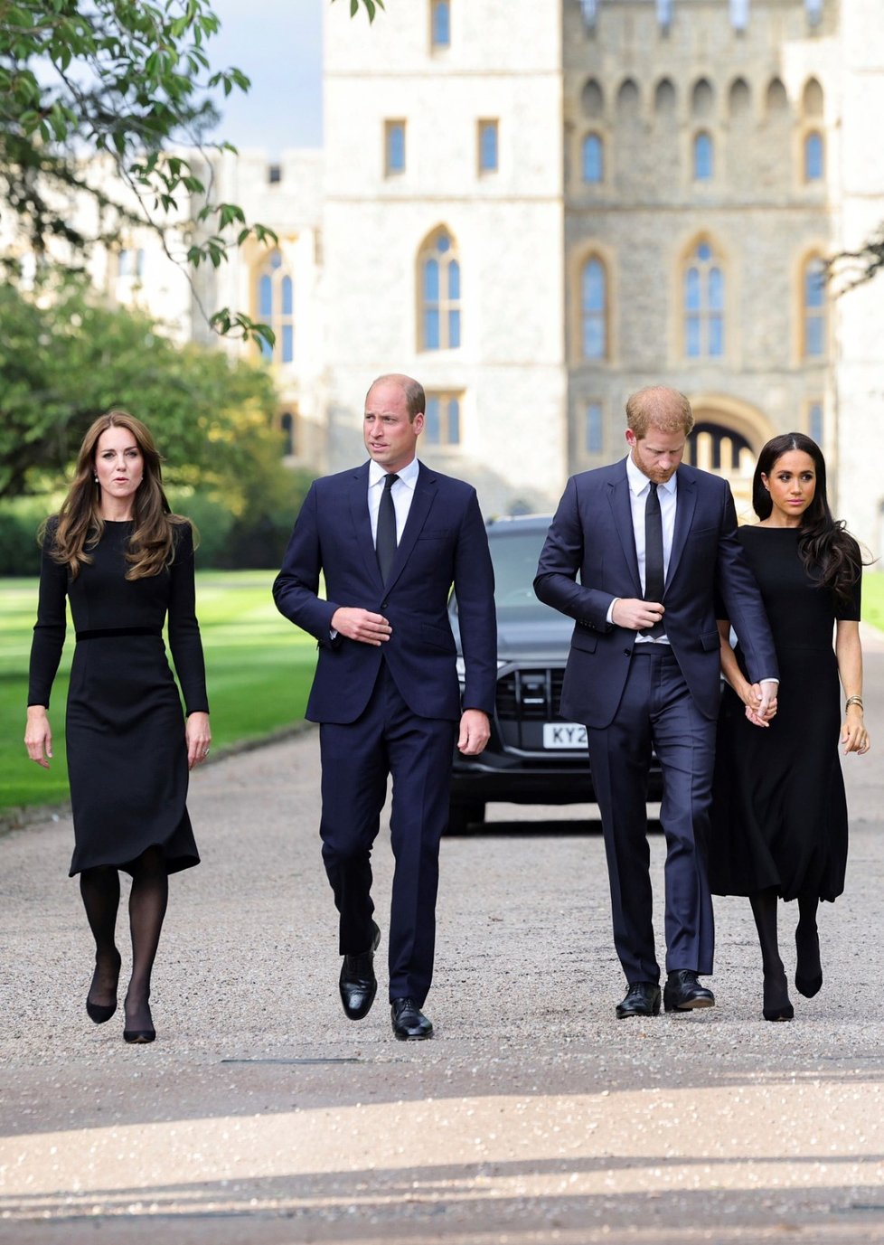 Harry, Meghan, William a Kate se ve Windsoru zdravili s občany.