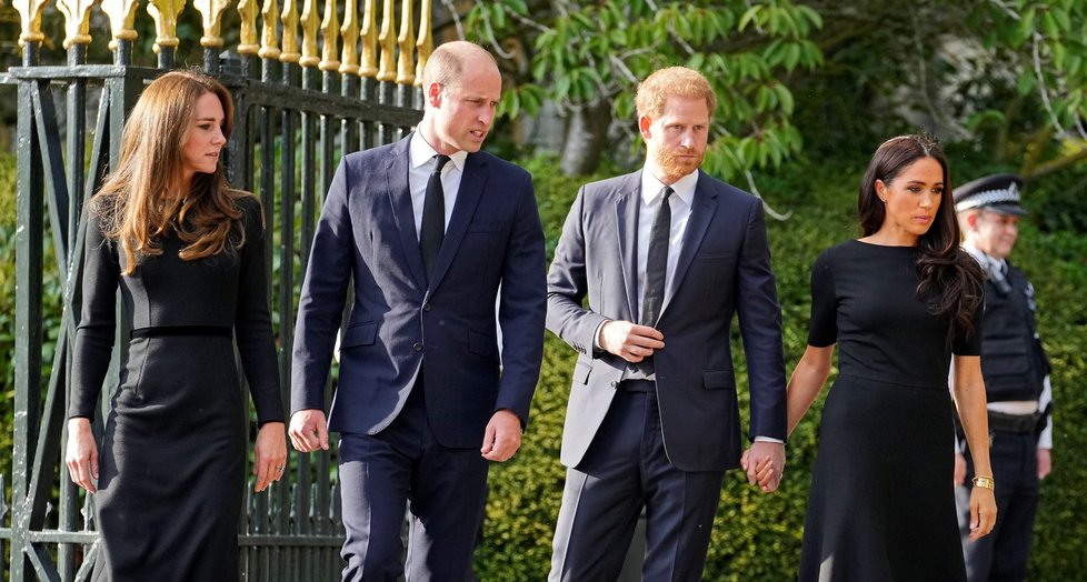 Harry, Meghan, William a Kate se ve Windsoru zdravili s občany.