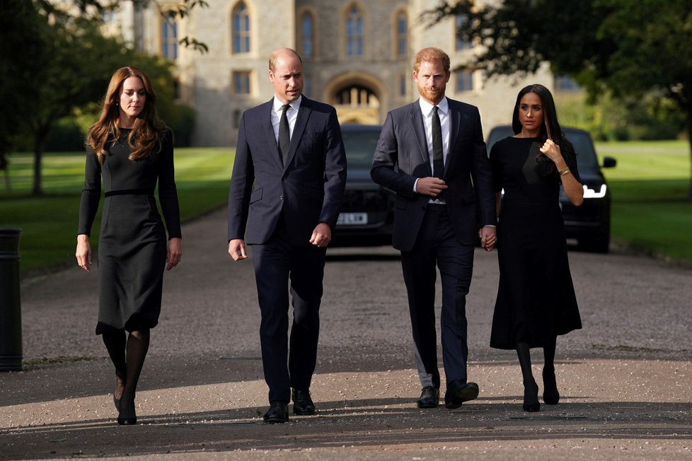 Harry, Meghan, William a Kate se ve Windsoru zdravili s občany.