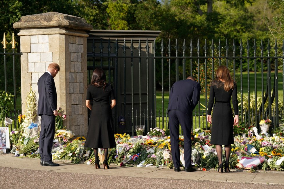 Harry, Meghan, William a Kate se ve Windsoru zdravili s občany.