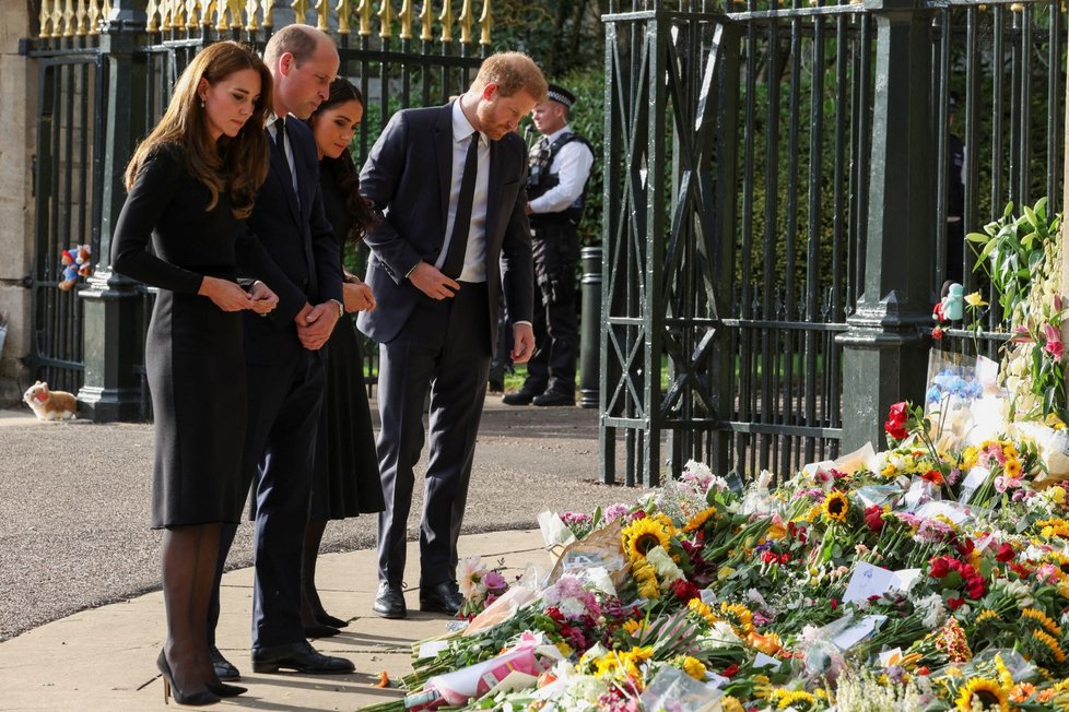 Harry, Meghan, William a Kate se ve Windsoru zdravili s občany.