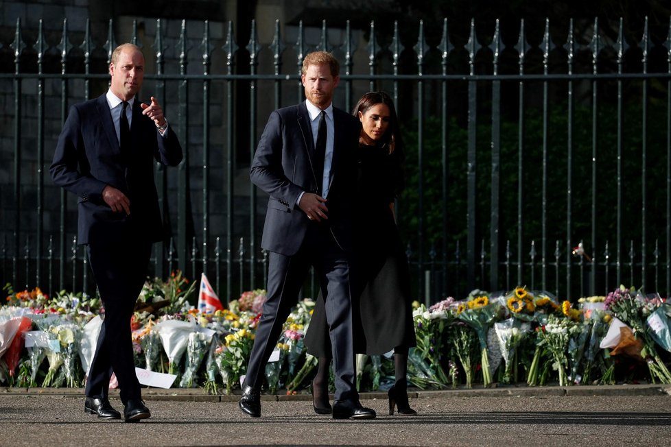 Harry, Meghan, William a Kate se ve Windsoru zdravili s občany.