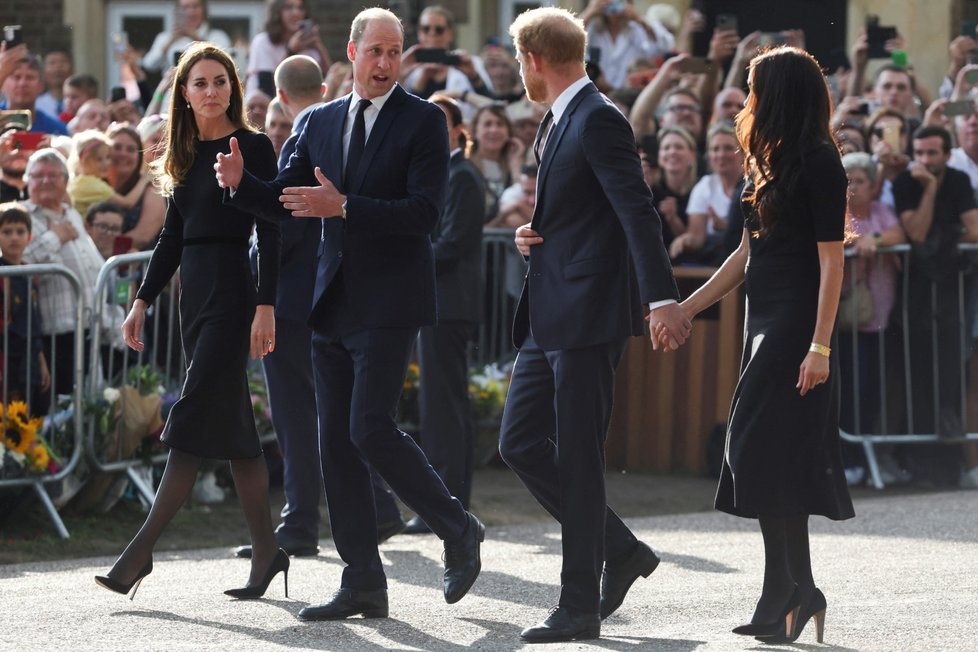 Harry, Meghan, William a Kate se ve Windsoru zdravili s občany.