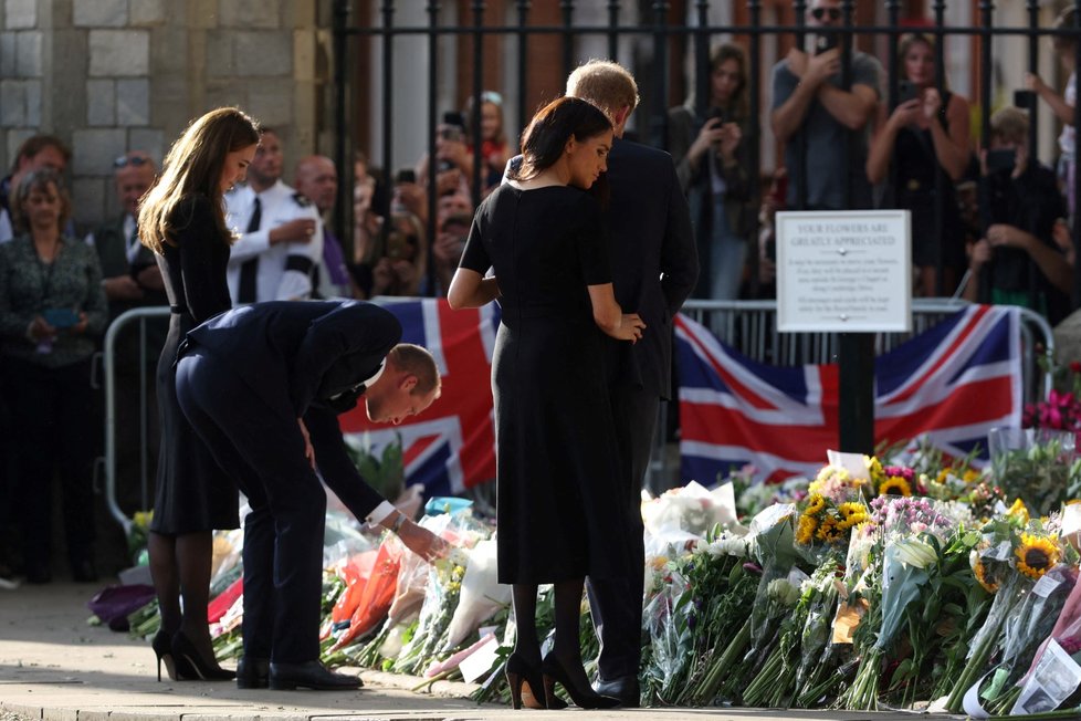 Harry, Meghan, William a Kate se ve Windsoru zdravili s občany.