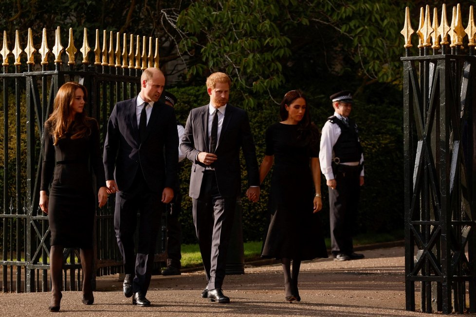 Harry, Meghan, William a Kate se ve Windsoru zdravili s občany.