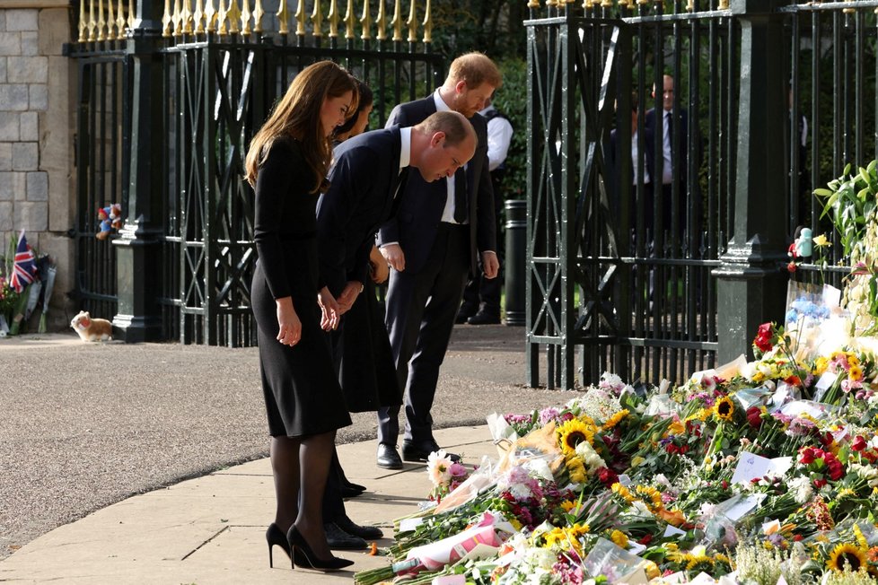 Harry, Meghan, William a Kate se ve Windsoru zdravili s občany.