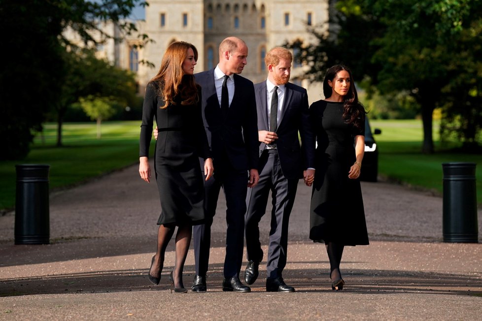 Harry, Meghan, William a Kate se ve Windsoru zdravili s občany.