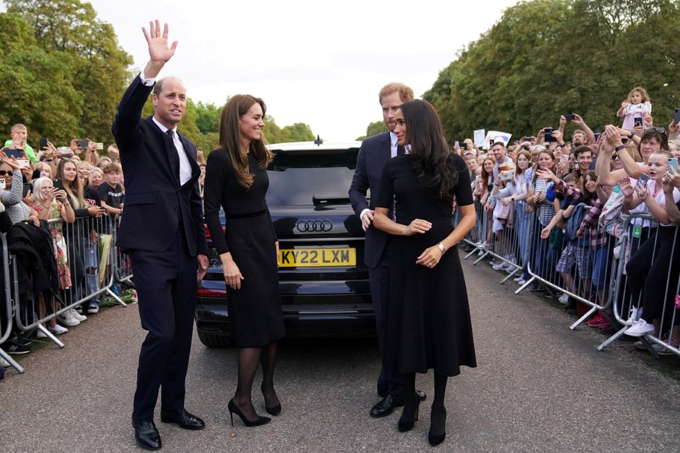 Harry, Meghan, William a Kate se ve Windsoru zdravili s občany.