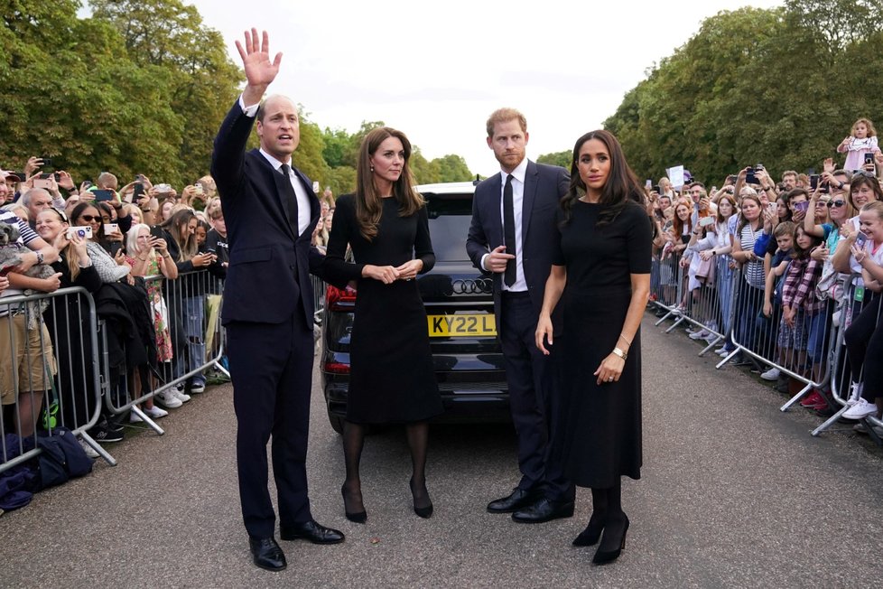 Harry, Meghan, William a Kate se ve Windsoru zdravili s občany.