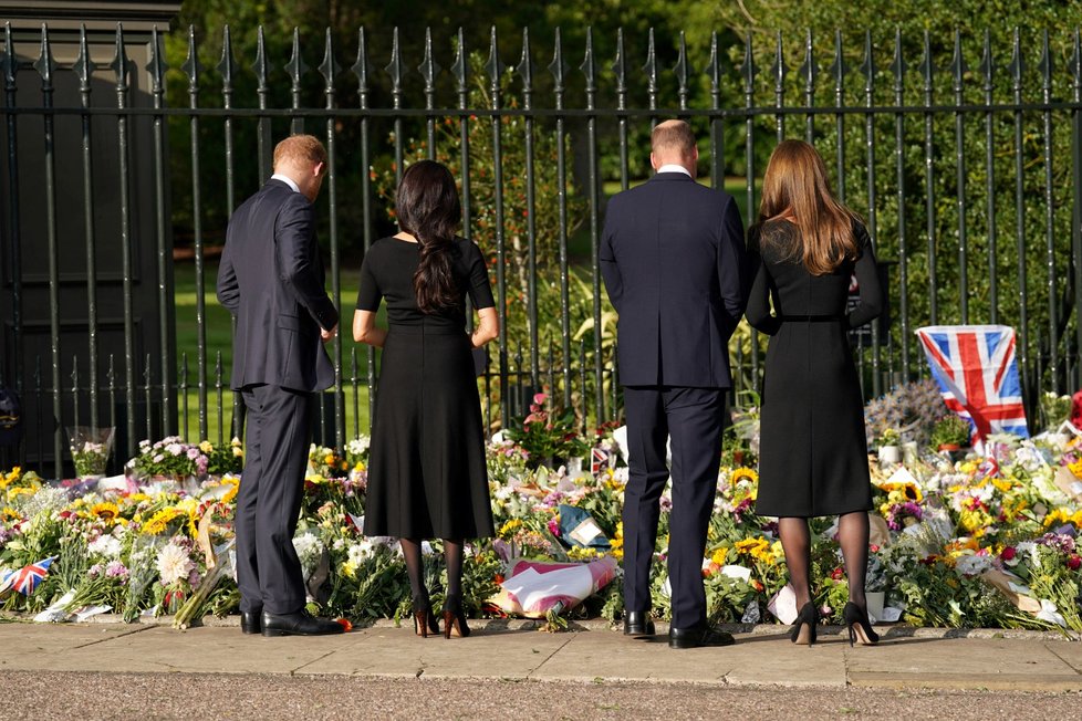 Harry, Meghan, William a Kate se ve Windsoru zdravili s občany.