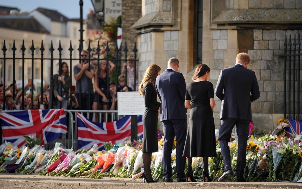 Harry, Meghan, William a Kate se ve Windsoru zdravili s občany.