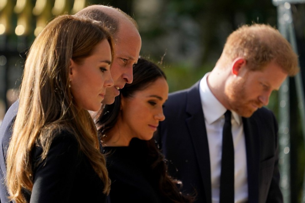 Harry, Meghan, William a Kate se ve Windsoru zdravili s občany.