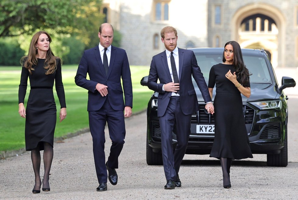 Harry, Meghan, William a Kate se ve Windsoru zdravili s občany.