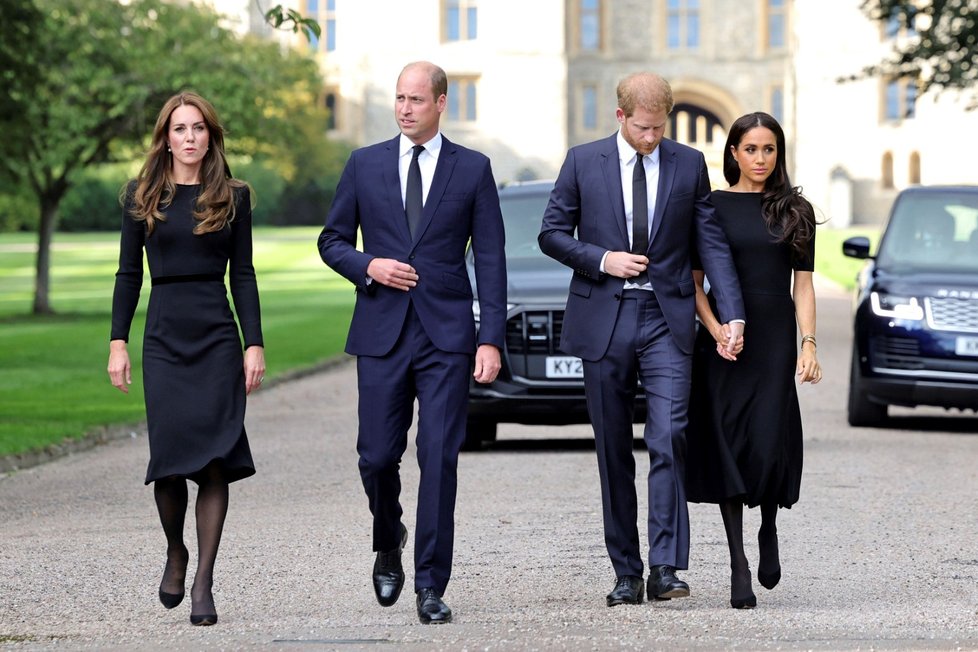 Harry, Meghan, William a Kate se ve Windsoru zdravili s občany.