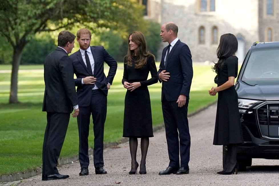 Harry, Meghan, William a Kate se ve Windsoru zdravili s občany.