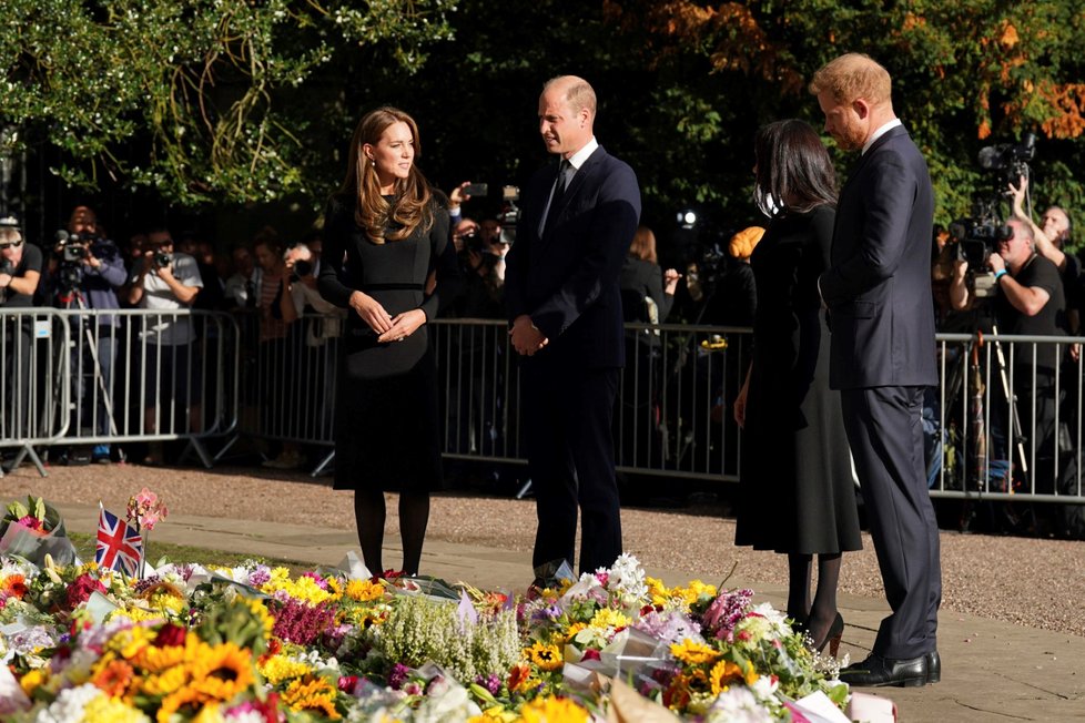 Harry, Meghan, William a Kate se ve Windsoru zdravili s občany.