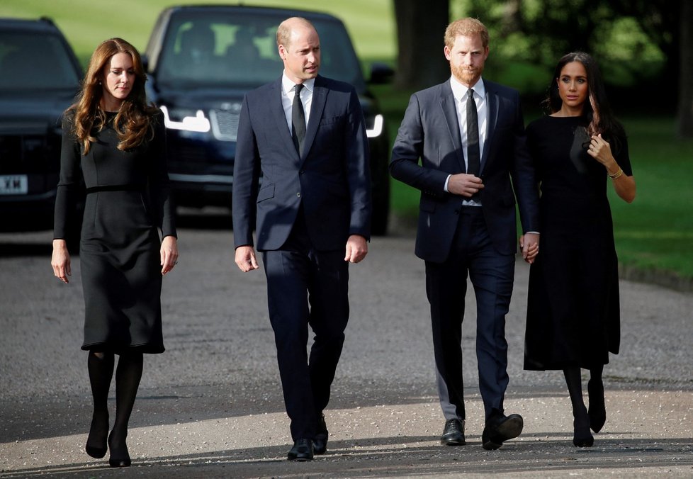 Harry, Meghan, William a Kate se ve Windsoru zdravili s občany.