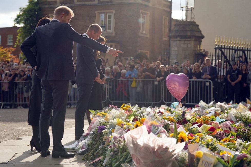 Harry, Meghan, William a Kate se ve Windsoru zdravili s občany.