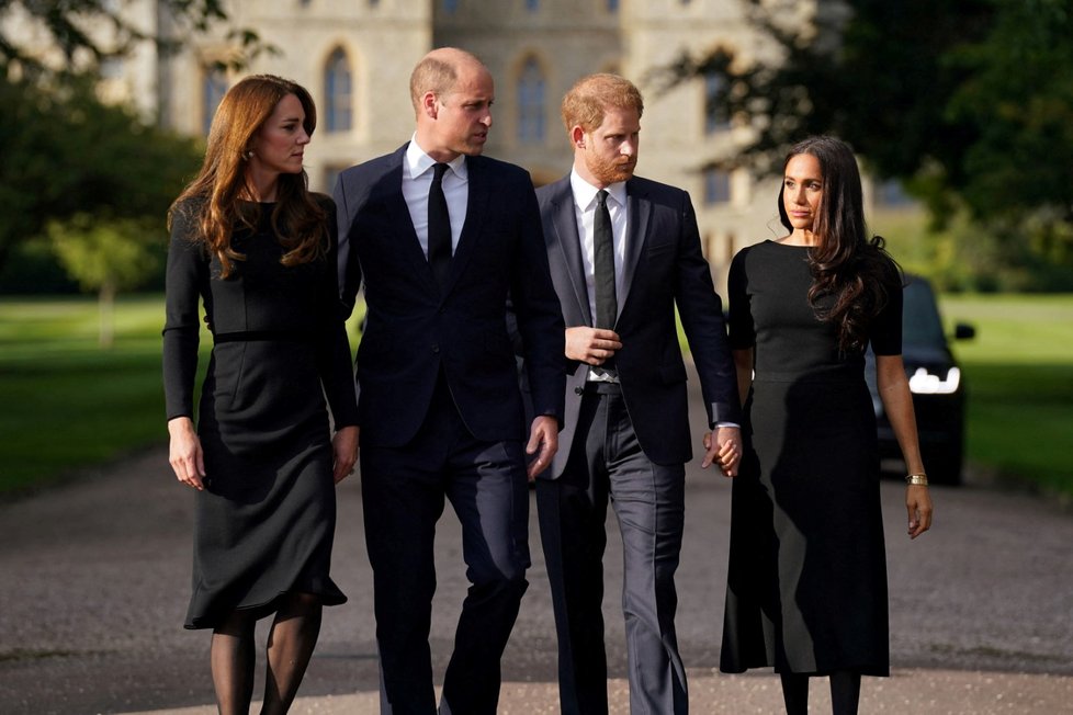 Harry, Meghan, William a Kate se ve Windsoru zdravili s občany.