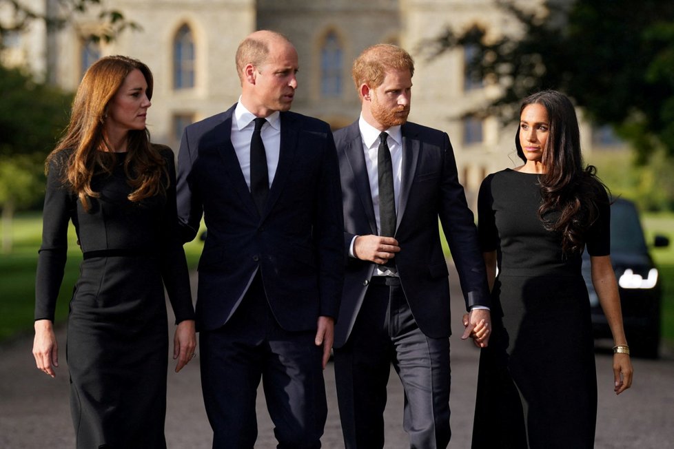 Harry, Meghan, William a Kate se ve Windsoru zdravili s občany.