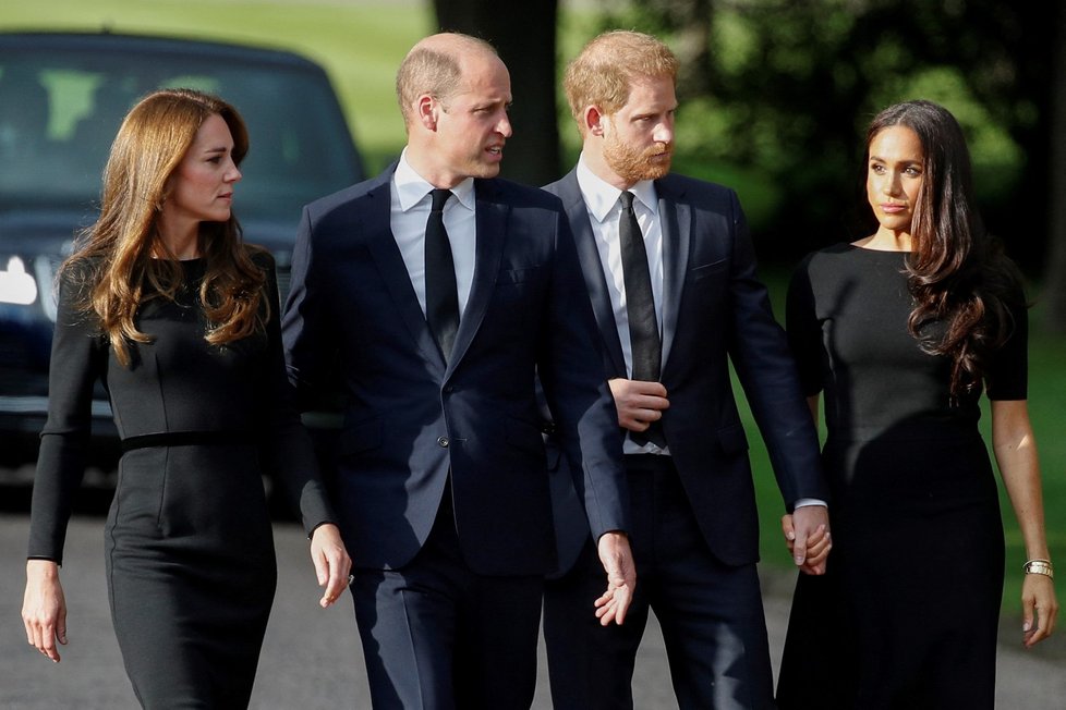 Harry, Meghan, William a Kate se ve Windsoru zdravili s občany.