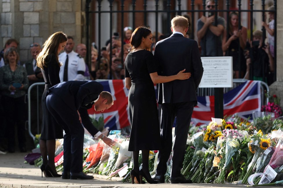 Harry, Meghan, William a Kate se ve Windsoru zdravili s občany.