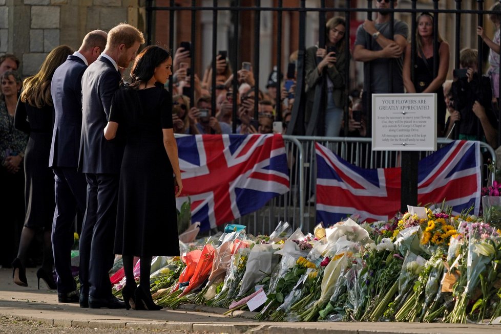 Harry, Meghan, William a Kate se ve Windsoru zdravili s občany.