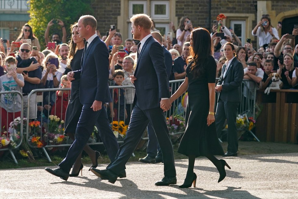 Harry, Meghan, William a Kate se ve Windsoru zdravili s občany.