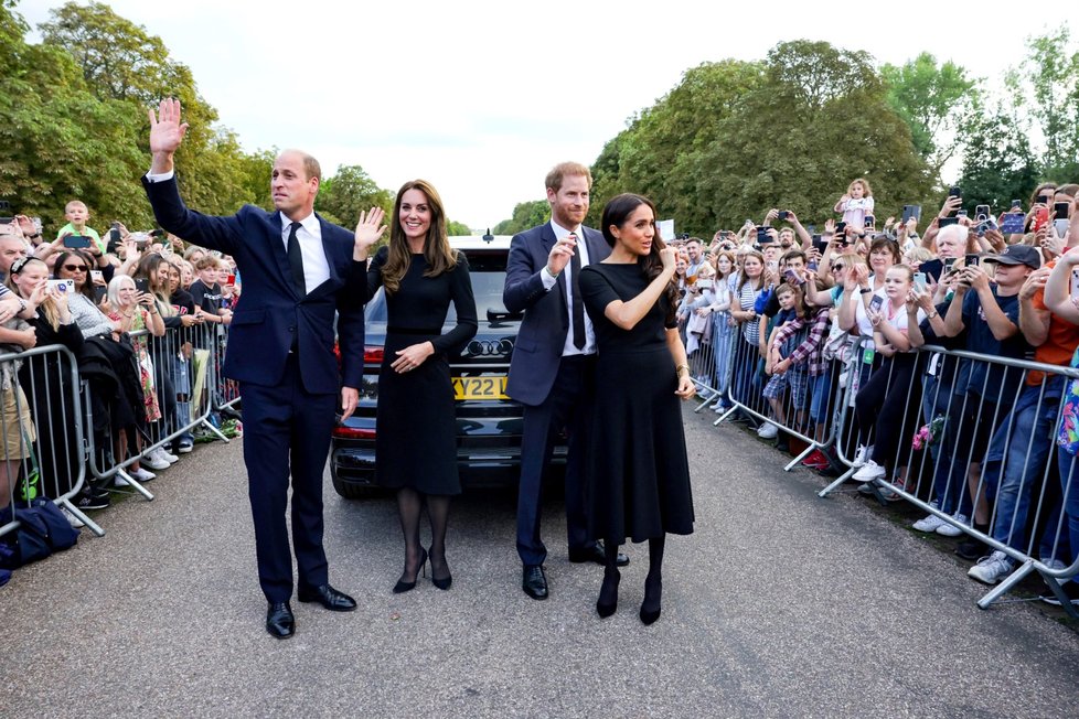 Harry, Meghan, William a Kate se ve Windsoru zdravili s občany.