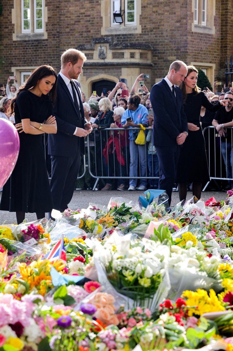 Harry, Meghan, William a Kate se ve Windsoru zdravili s občany.