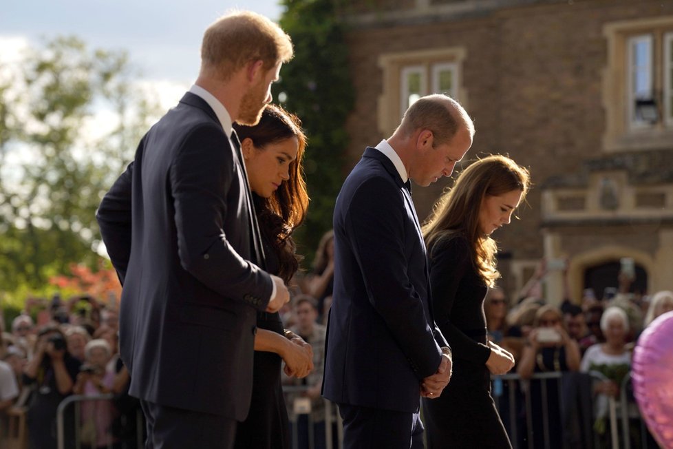 Harry, Meghan, William a Kate se ve Windsoru zdravili s občany.