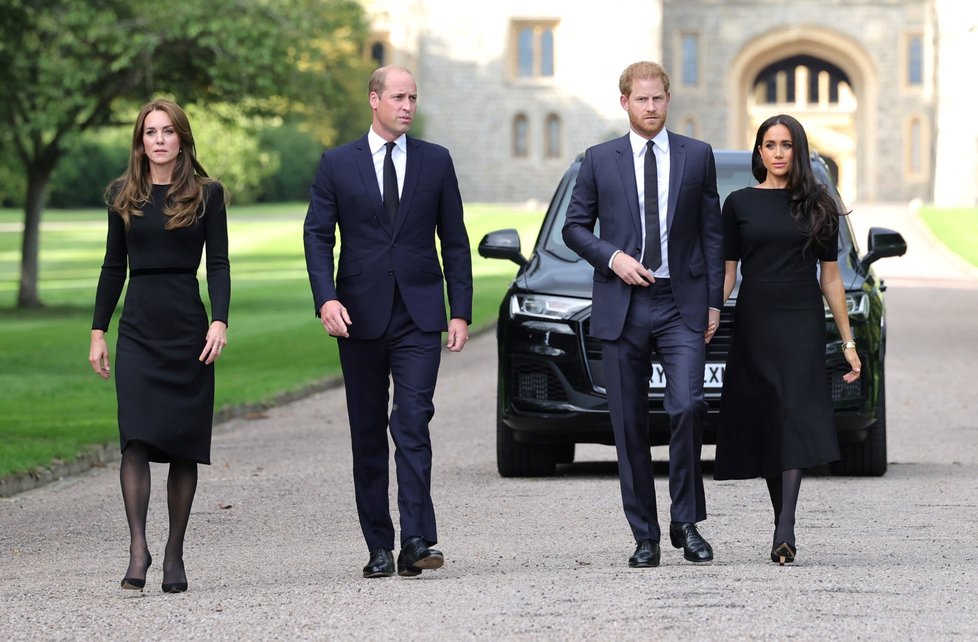 Harry, Meghan, William a Kate se ve Windsoru zdravili s občany.