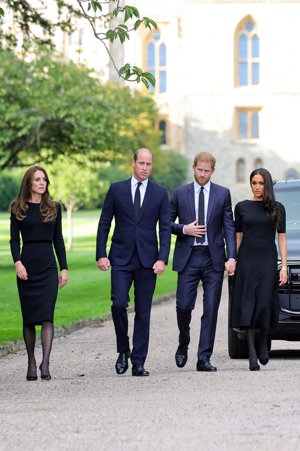 Harry, Meghan, William a Kate se ve Windsoru zdravili s občany.