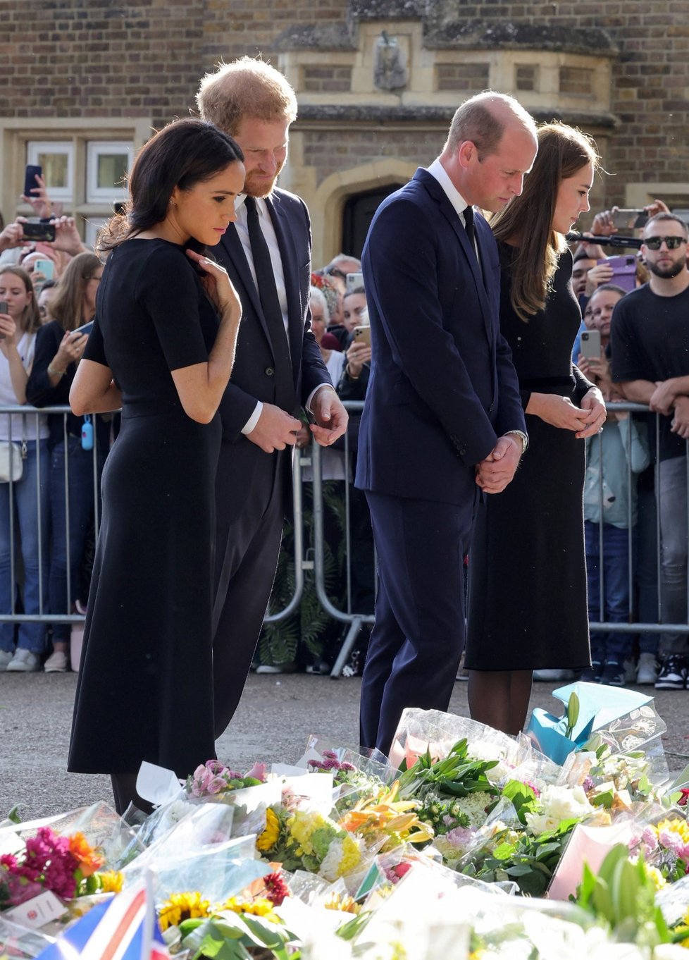 Harry, Meghan, William a Kate se ve Windsoru zdravili s občany.