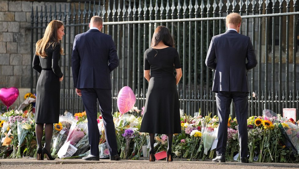 Harry, Meghan, William a Kate se ve Windsoru zdravili s občany.