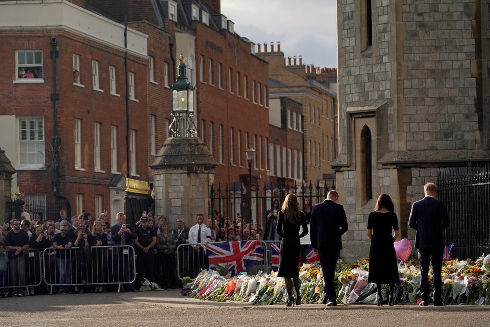 Harry, Meghan, William a Kate se ve Windsoru zdravili s občany.