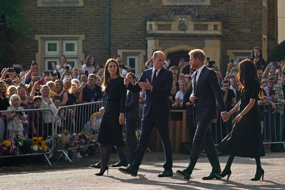 Harry, Meghan, William a Kate se ve Windsoru zdravili s občany.