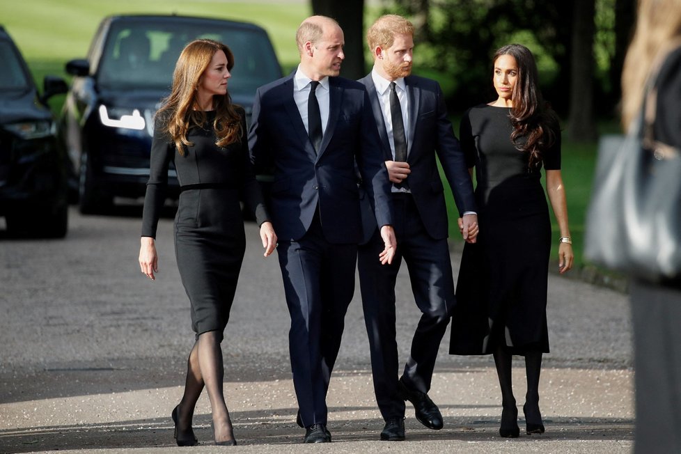 Harry, Meghan, William a Kate se ve Windsoru zdravili s občany.