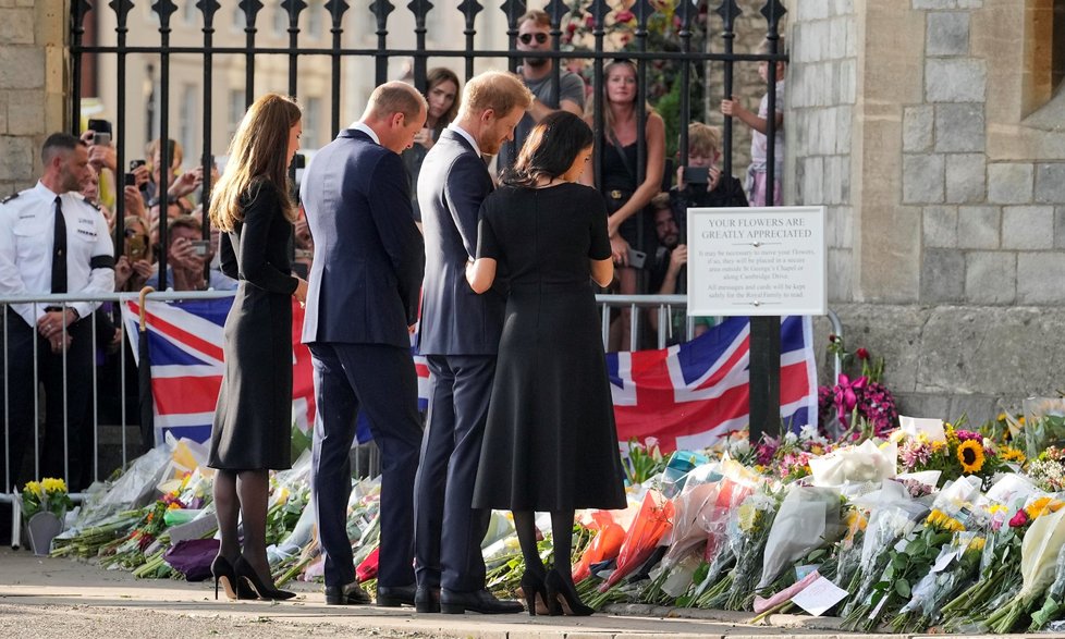 Harry, Meghan, William a Kate se ve Windsoru zdravili s občany.