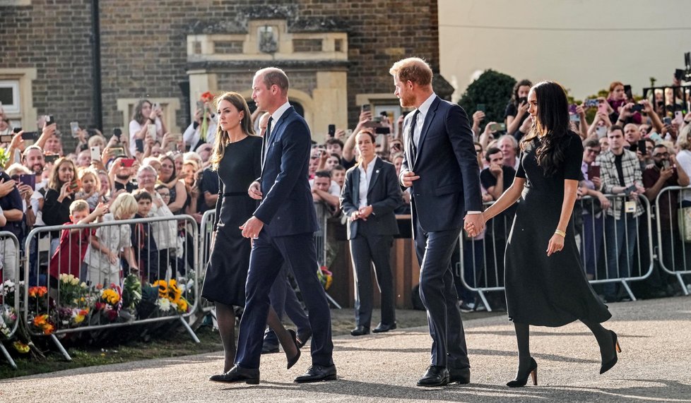 Harry, Meghan, William a Kate se ve Windsoru zdravili s občany.