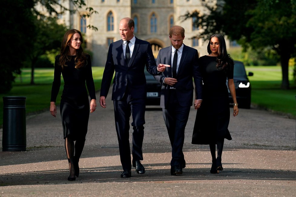 Harry, Meghan, William a Kate se ve Windsoru zdravili s občany.