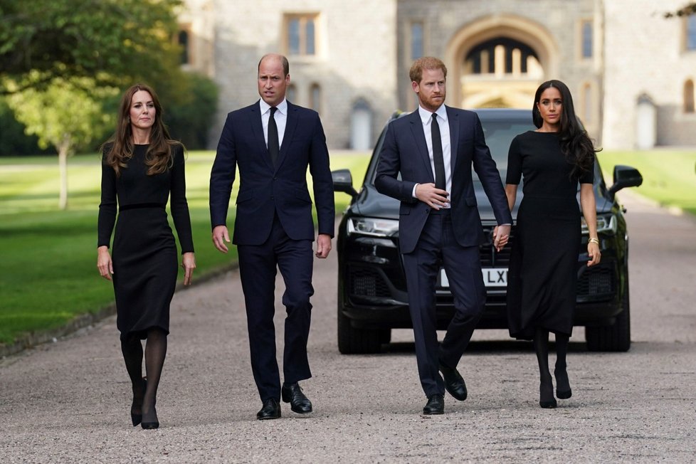 Harry, Meghan, William a Kate se ve Windsoru zdravili s občany.