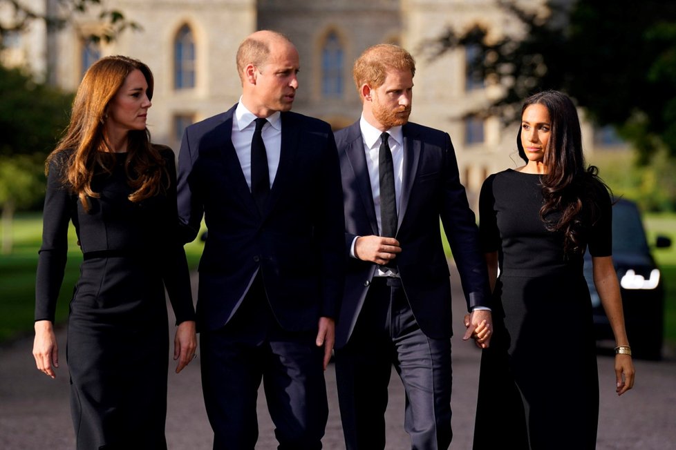 Harry, Meghan, William a Kate se ve Windsoru zdravili s občany.