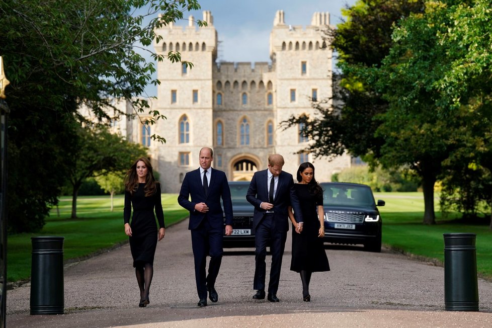 Harry, Meghan, William a Kate se ve Windsoru zdravili s občany.