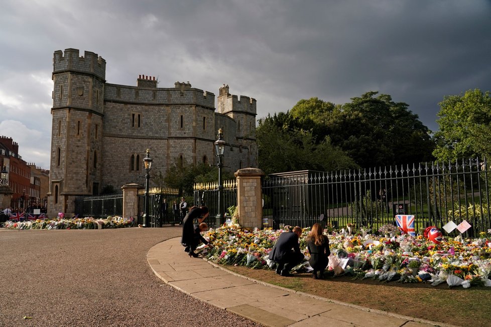 Harry, Meghan, William a Kate se ve Windsoru zdravili s občany.