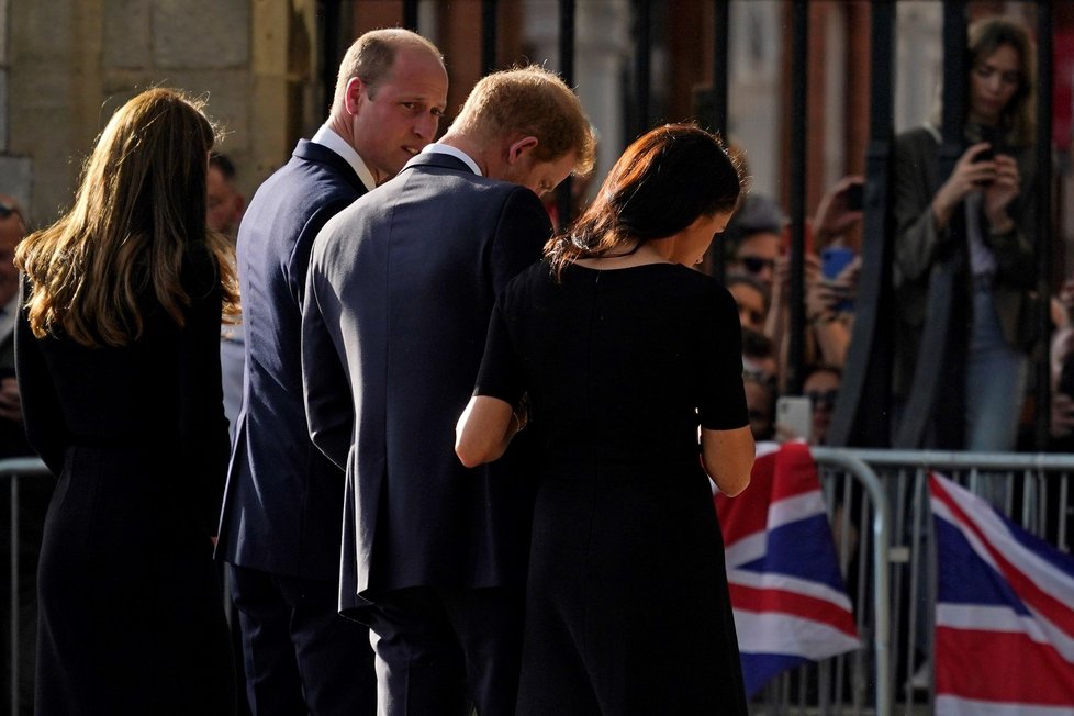 Harry, Meghan, William a Kate se ve Windsoru zdravili s občany.