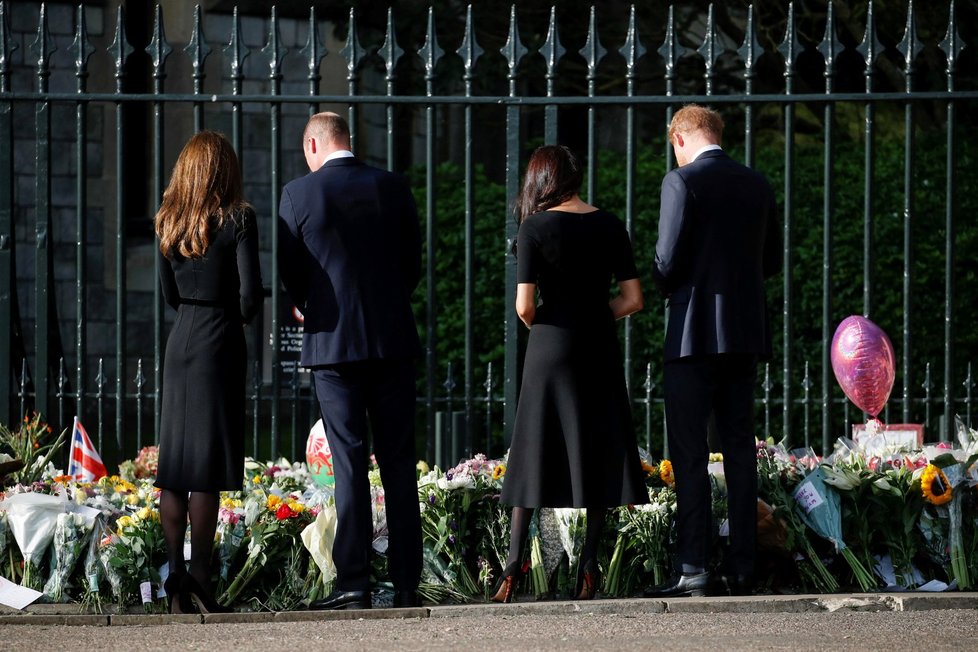 Harry, Meghan, William a Kate se ve Windsoru zdravili s občany.