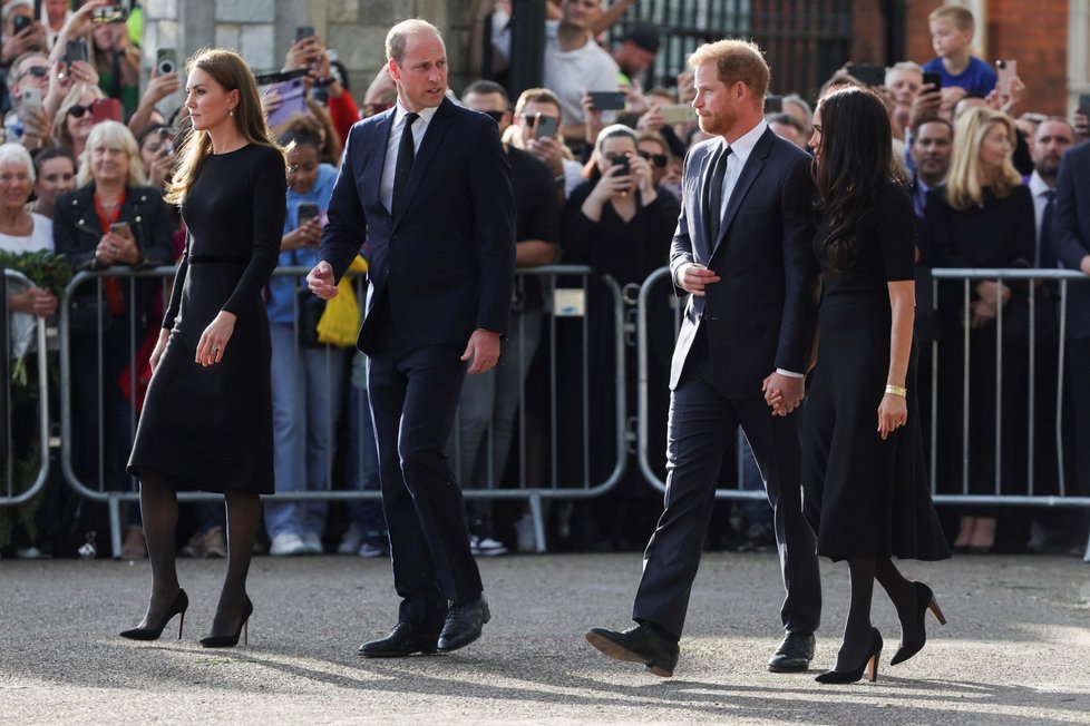 Harry, Meghan, William a Kate se ve Windsoru zdravili s občany.