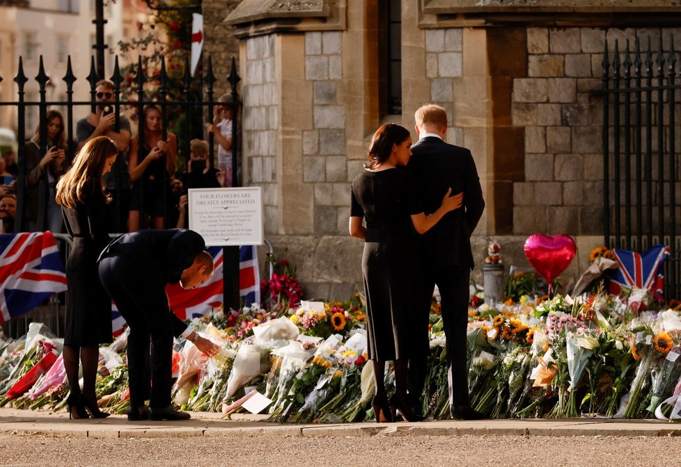 Harry, Meghan, William a Kate se ve Windsoru zdravili s občany.